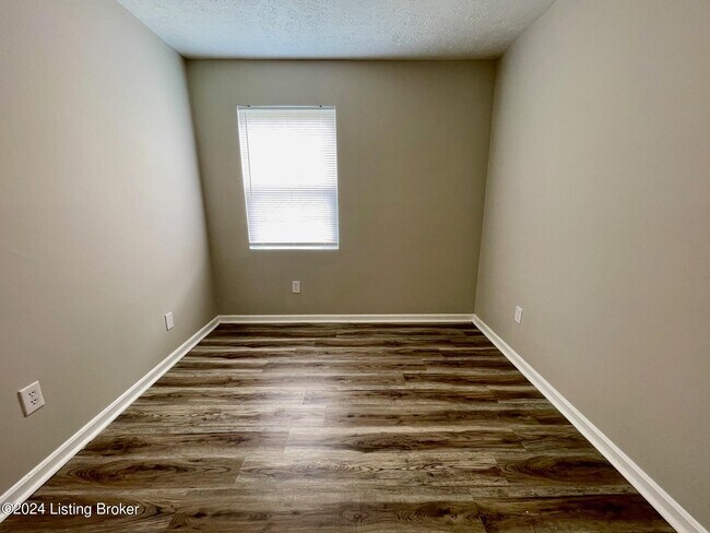 Building Photo - 5603 Oakridge Pl