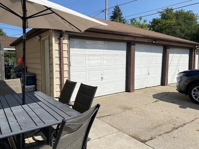 Building Photo - 2866 S 58th St