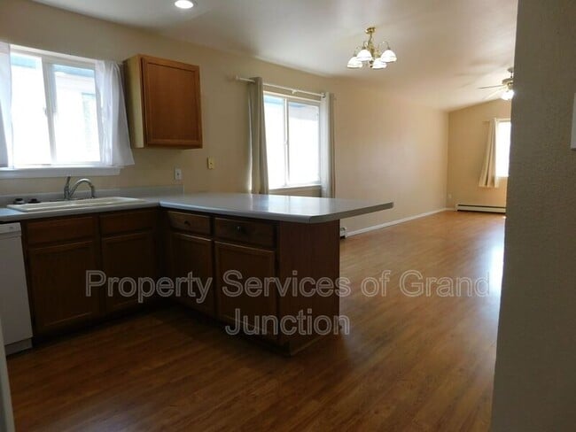 Foto del edificio - 493 Green Acres St