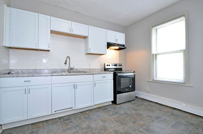 Building Photo - Spacious 3-Bedroom Lower-Level Unit Available Now in West St. Paul!