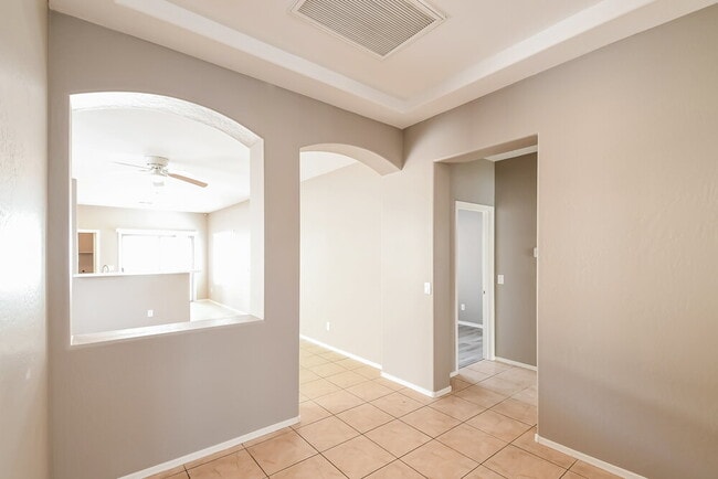 Foto del edificio - 327 N 76th Pl