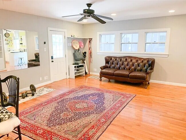 Foto del edificio - 915 E 38th St