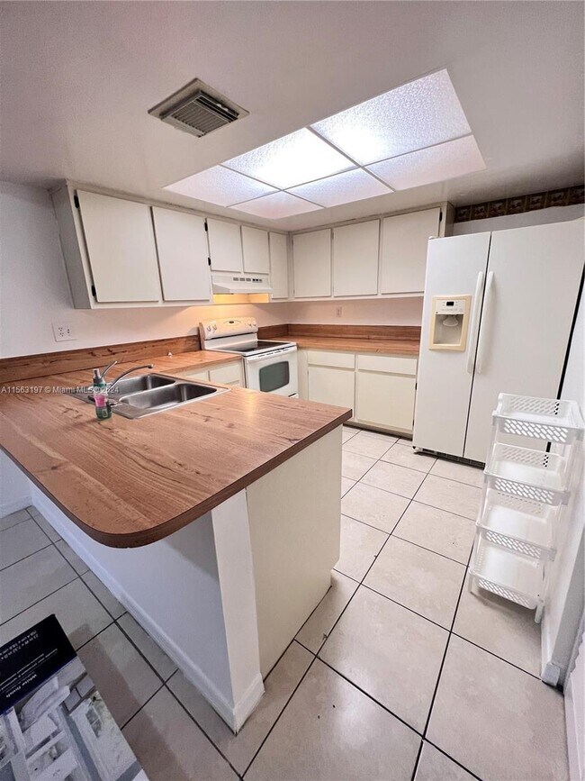 Foto del edificio - 10889 NW 7th St