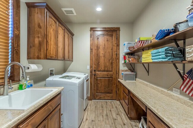 Foto del edificio - Custom Home with Solar, a Pool & all the Upgrades...in Town...Must See!