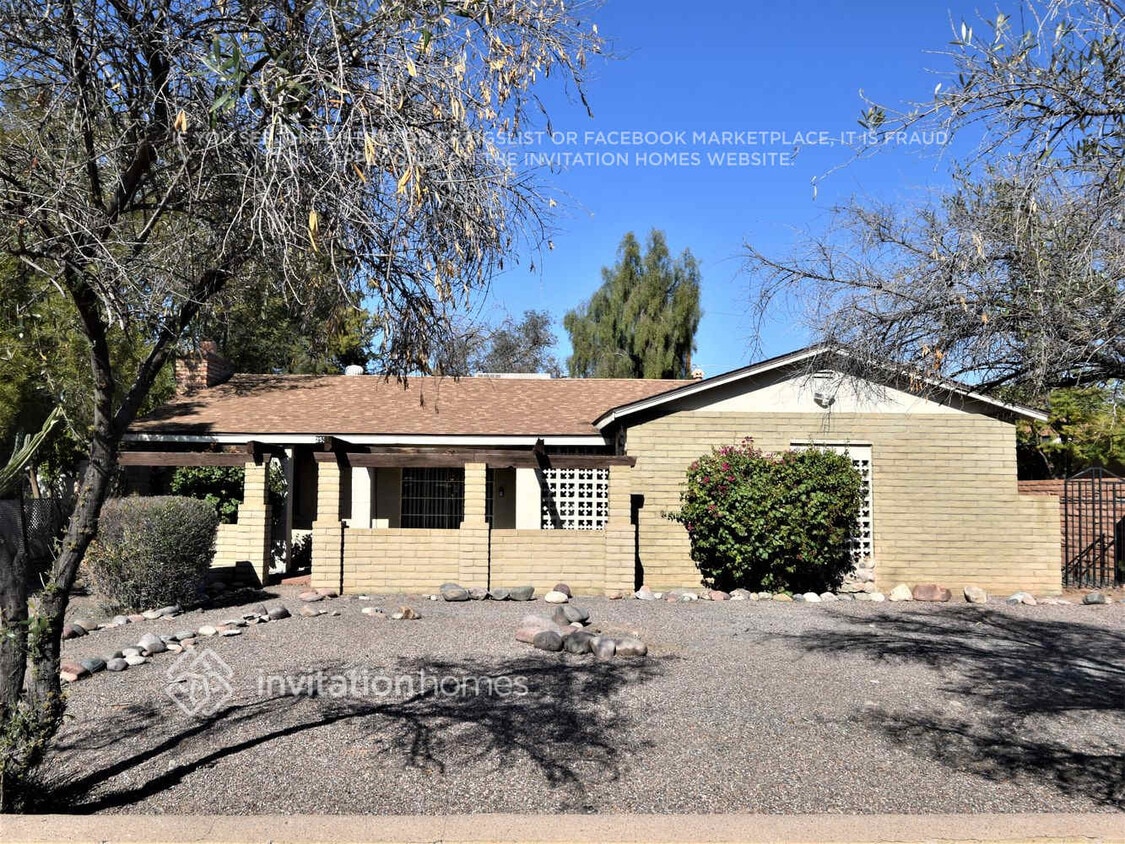 Primary Photo - 2532 E Clarendon Ave