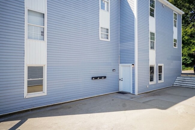 Building Photo - Four Bedroom Home!