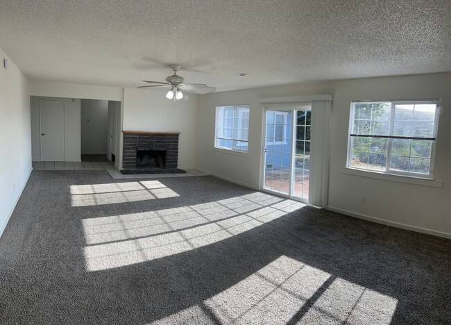 Building Photo - 4310 Hillview Dr