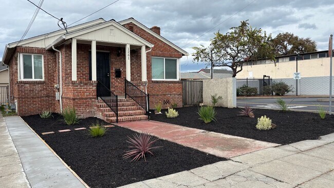 Building Photo - 3 Bedroom 1 Bath House in Oakland -- Coming Soon!!!