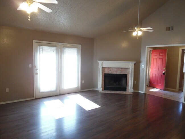 Foto del edificio - Captivating Townhome in Whisperwood