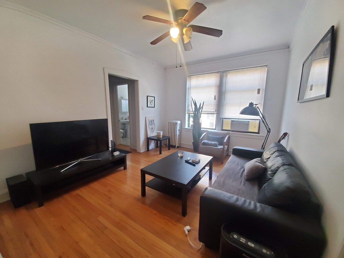 Foto principal - 1625 W Belmont Ave