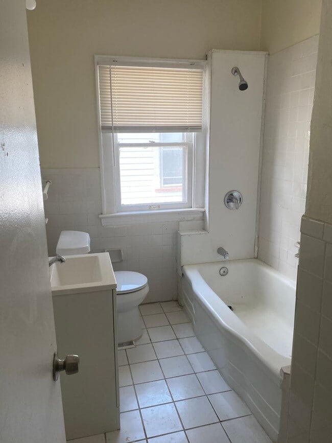 Building Photo - 3259 E 123rd St