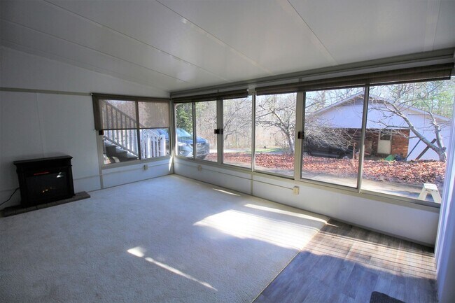 Foto del edificio - South AVL - Spacious 1/1 Apt with Sunroom!