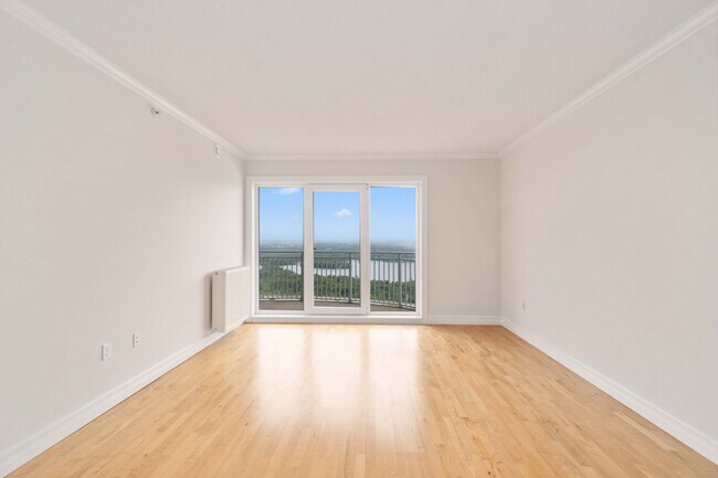 Photo du bâtiment - WELCOME TO THE SUMMIT - ONE BEDROOM PENTHOUSE APARTMENT AVAILABLE