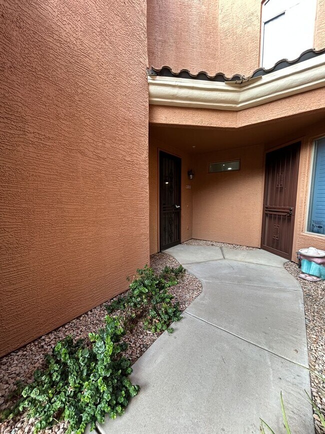 Building Photo - 955 E Knox Rd