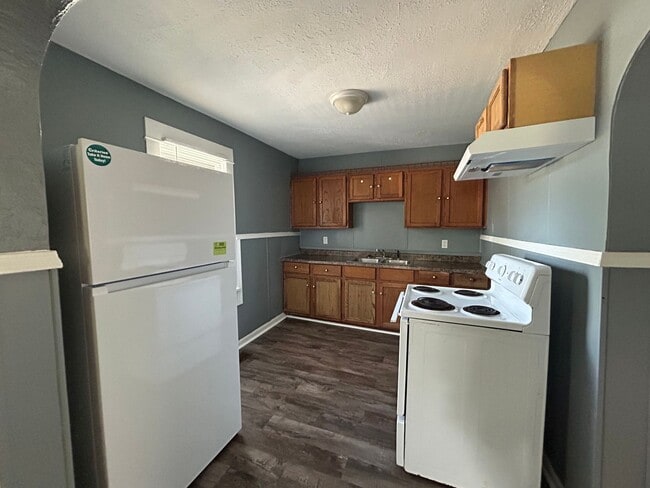 Building Photo - 2 Bedroom House-Available Now!
