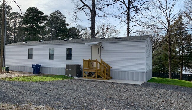 Foto del edificio - 127 Lonesome Hill Rd