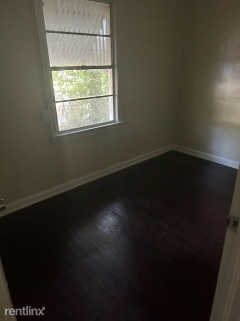 Primary Photo - 3 br, 1 bath House - 400 Broadway Street