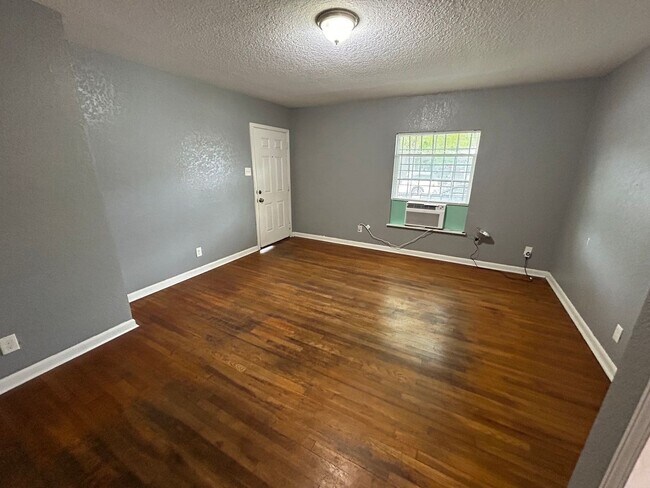 Building Photo - **APPLICATION RECEIVED** AVAILABLE NOW! 2 ...