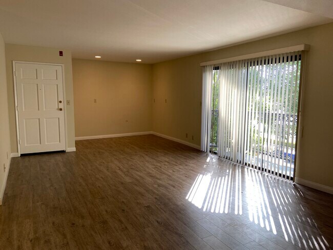 Sala de estar con balcón - 211 West Verdugo