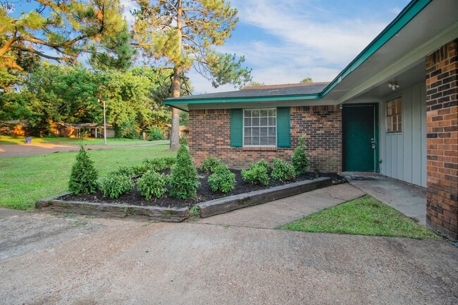 Foto del edificio - Newly Renovated 4 Bedroom 2 Bathroom Home ...