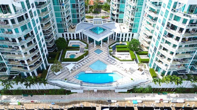 Foto del edificio - 3131 NE 188th St