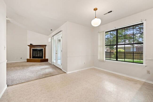 Building Photo - Spacious 3 Bed, 2 Bath Home with Fenced Backyard on Fayetteville's East Side