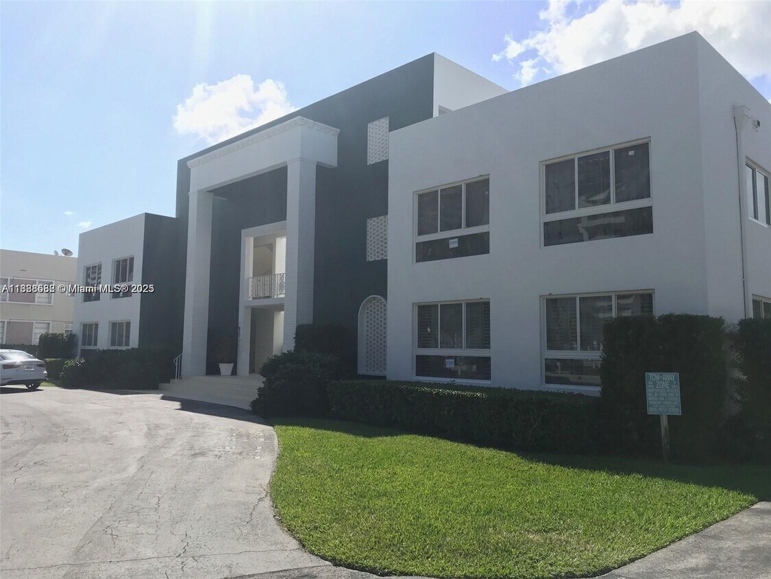 Primary Photo - 9920 Collins Ave