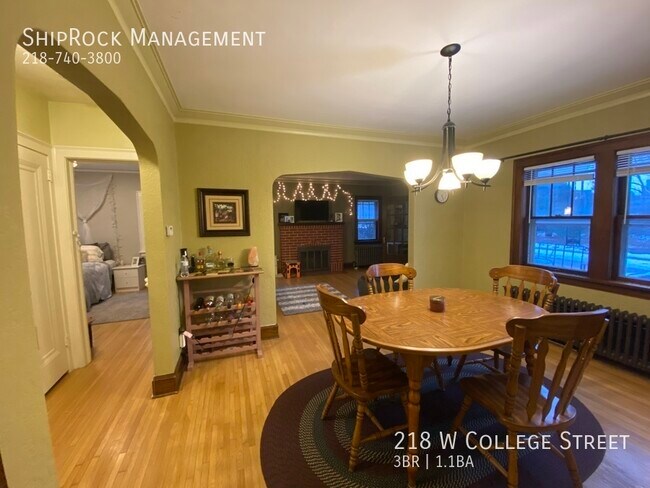 Foto del edificio - 218 W College St