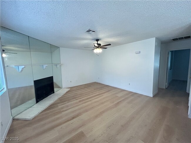 Foto del edificio - 725 Rock Springs Dr