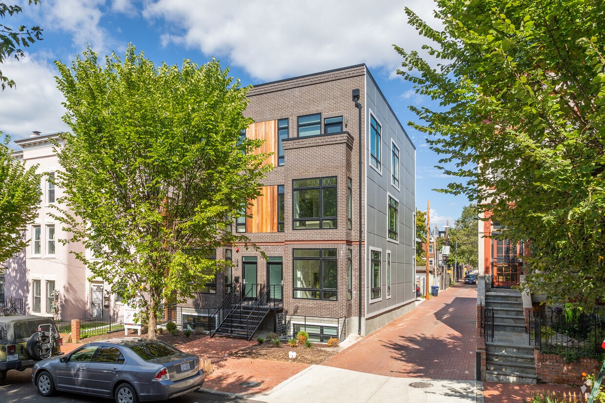 Primary Photo - Bloomingdale Row