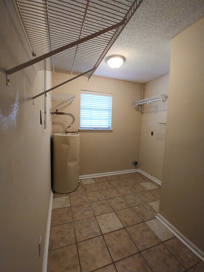 Foto del edificio - 146 Woodstone Cir