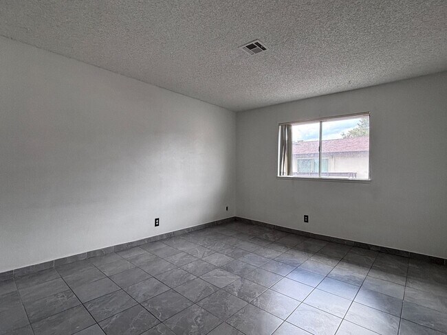 Foto del edificio - Great 2 bedroom 1 bath condo with a Covered Parking outdoor patio and in great Condition!