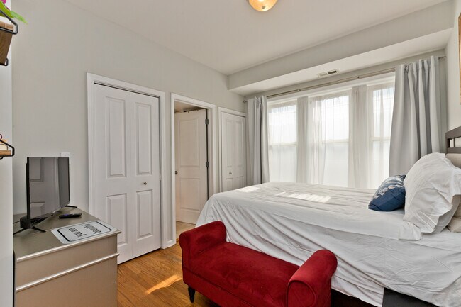 Foto del edificio - 2715 N Sawyer Ave