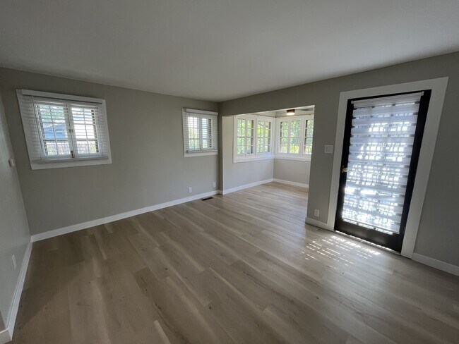 Building Photo - 1649 Roslyn St