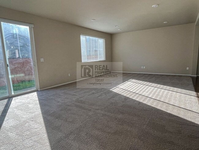 Foto del edificio - Spacious 5 Bedroom Home In Lacey!!