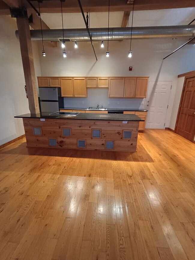 Building Photo - ? MOVE IN SPECIAL Welcome to Jordan Creek Lofts – Modern Living in the Heart of Springfield! ?
