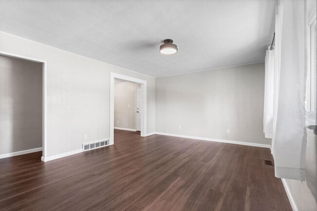 Building Photo - Charming 4-Bedroom Home in Desirable Neigh...
