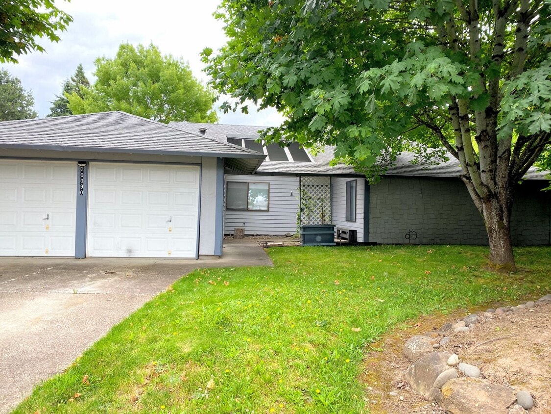 Spacious 4 Bedroom, 2 Bath Home with Large Yard - - Spacious 4 Bedroom, 2 Bath Home with Large Yard -