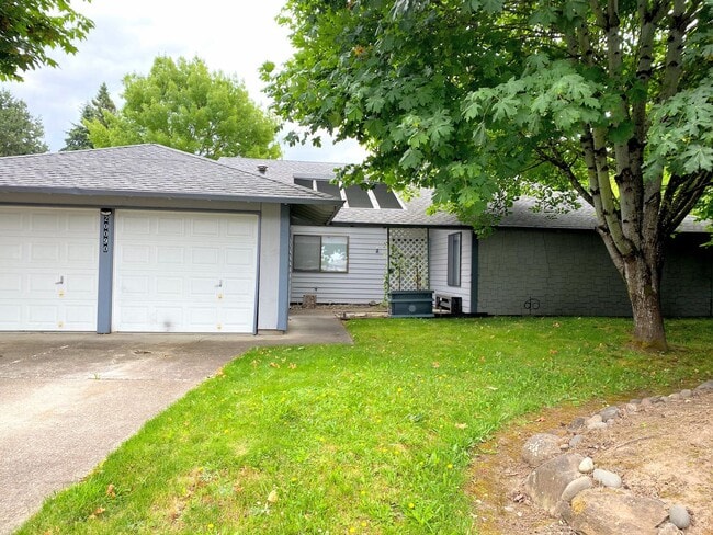 Spacious 4 Bedroom, 2 Bath Home with Large Yard - - Spacious 4 Bedroom, 2 Bath Home with Large Yard -