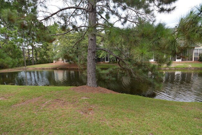 Foto del edificio - Escada large 2 story townhouse with fireplace, vaulted ceilings, master suite, 2 car garage, comm...