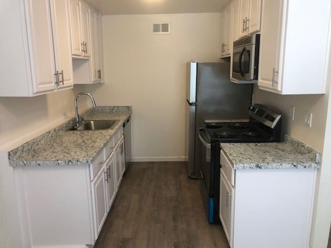 Building Photo - Renovated 3 Bedroom/1 Bath Town Home
