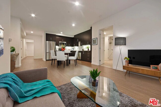 Foto del edificio - 5825 Camerford Ave
