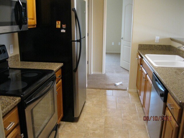 Building Photo - 2550 E River Rd