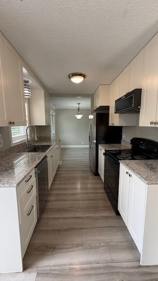 Foto del edificio - Available Now | 4BR Home on Upper Penn Lake | $2,795/mo