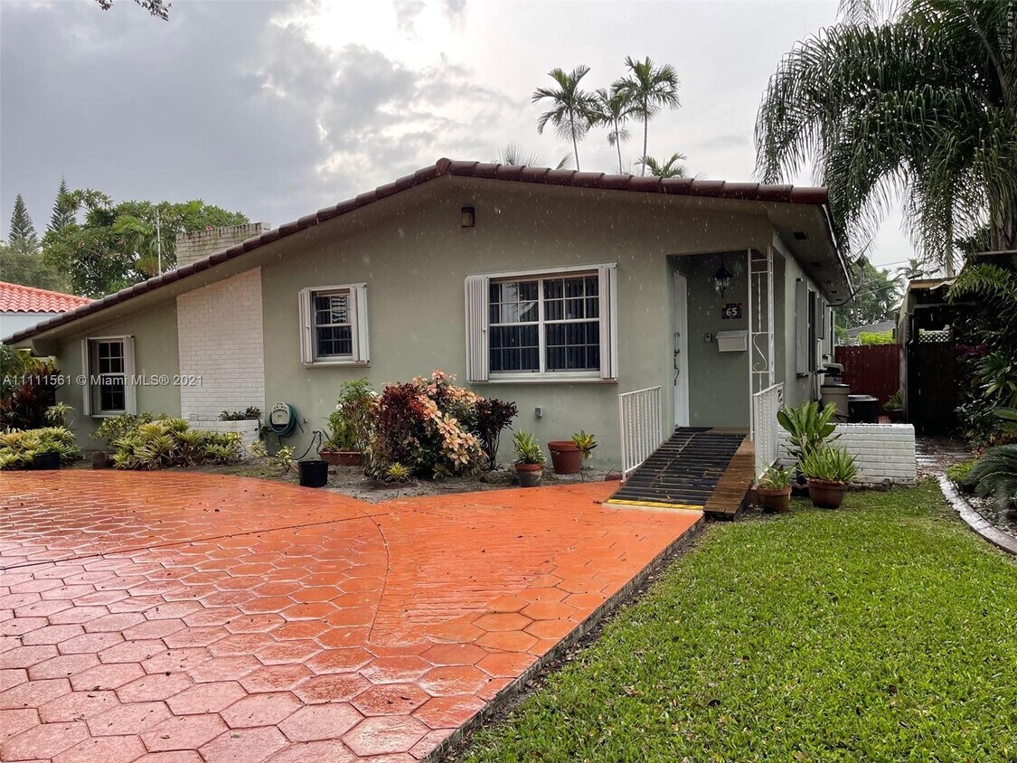 Foto principal - 65 Bentley Dr