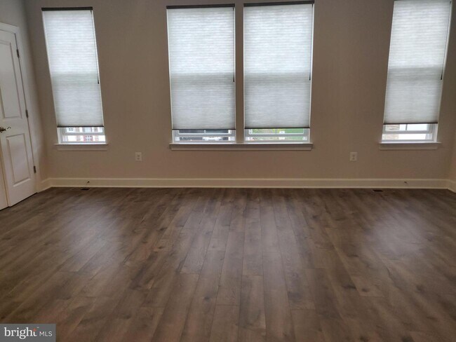 Building Photo - 10568 Waterbury Woods Way