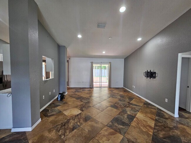 Foto del edificio - BEAUTIFUL 3 BED / 2 / BATH /2 CAR GARAGE (...