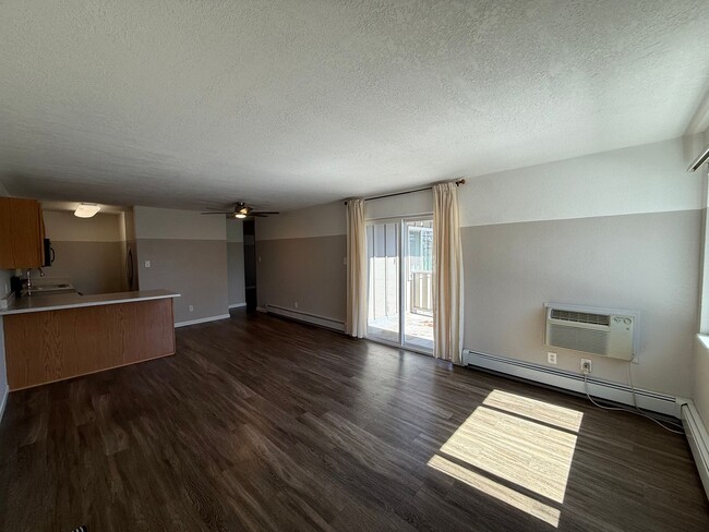 Foto del edificio - MOVE-IN READY!! 2 bed 2 bath Lakewood Condo
