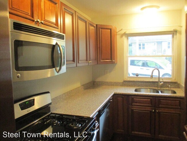Building Photo - 2 br, 1.5 bath House - 247 Walnut St.