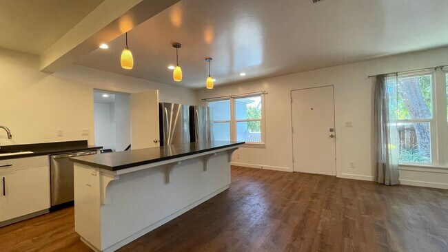 Foto del edificio - Large 6- Bedroom, 3-Bathroom home in San Luis Obispo